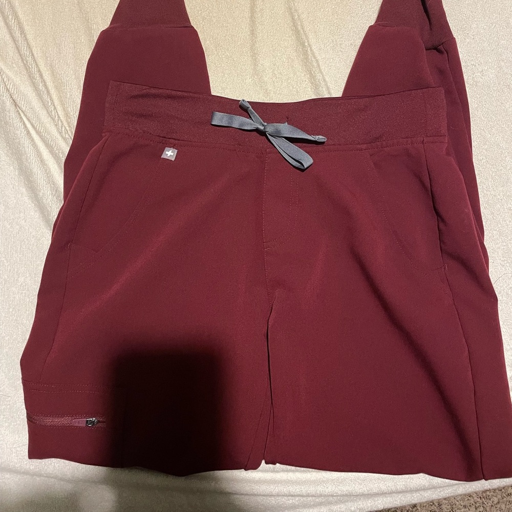 NWOT Figs Wine scrub set